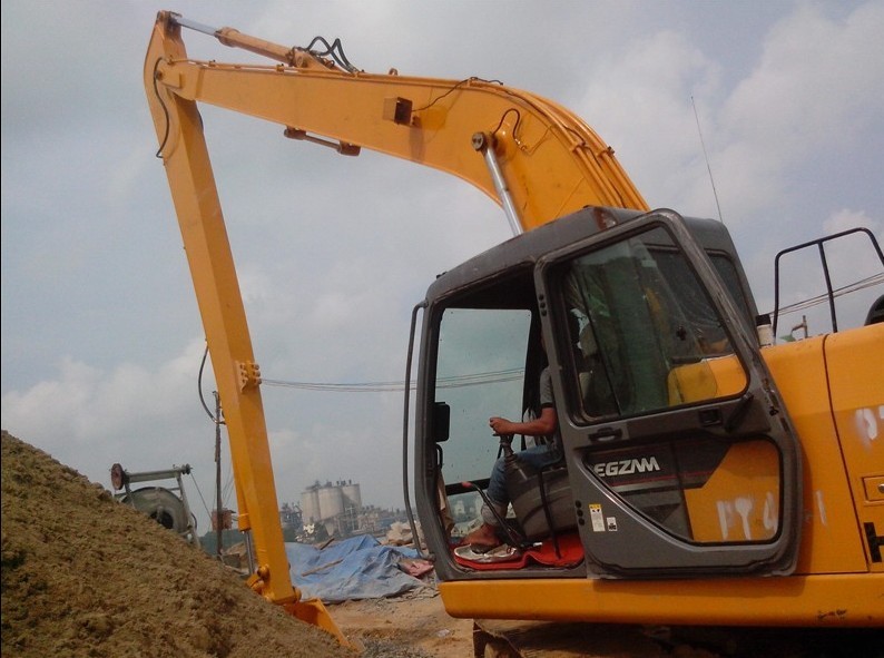挖掘機(jī)加長(zhǎng)臂重塑舊城改造新范式
