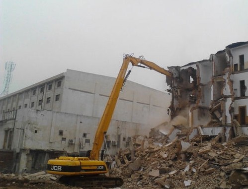 挖掘機(jī)拆樓臂 挖掘機(jī)拆樓臂