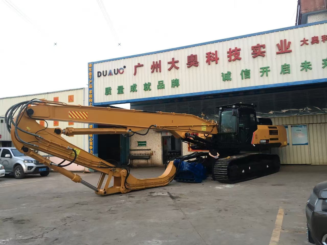 挖掘機(jī)打樁臂.jpg 挖掘機(jī)打樁臂.jpg